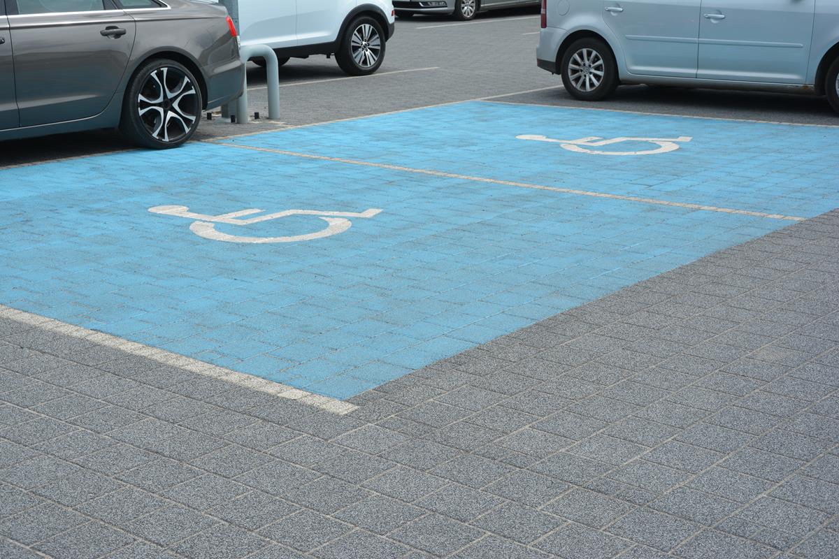Wskazanie dwóch miejsc parkingowych przeznaczonych dla osób z niepełnosprawnościami