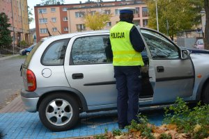 policjantka sprawdza uprawnienia kierowcy do parkowania dla osób niepełnosprawnych