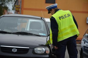 policjantka sprawdza uprawnienia kierowcy do parkowania dla osób niepełnosprawnych