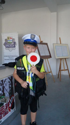 Chłopiec w stroju policjanta