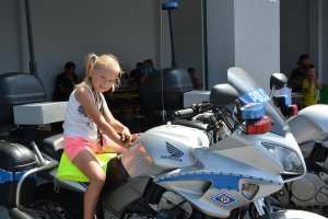 Dziewczynka na motocyklu