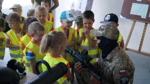Policjant pokazuje dzieciom broń