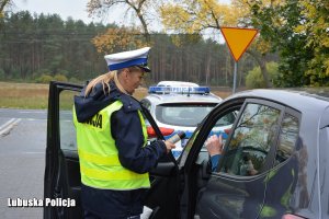 policjantka sprawdza stan trzeźwości kierowcy