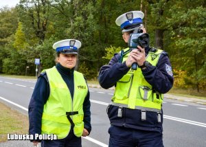 policjanci prowadzą kontrolę prędkość