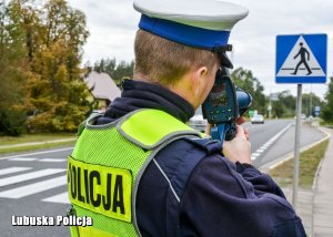 policjant prowadzi kontrolę prędkość
