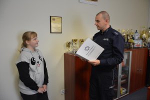 Komendant Komisariatu Policji w Gubinie składa gratulacje laureatce konkursu
