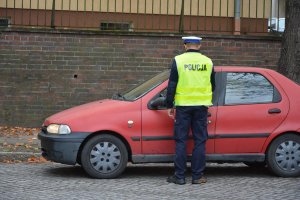 policjant kontroluje trzeźwość kierowcy