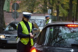 policjanci kontrolują trzeźwość kierowcy
