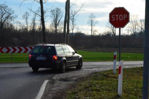 samochód i znak STOP