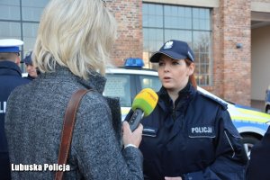 policjantka udziela wywiadu