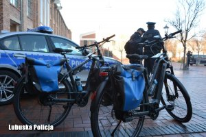 rowery i radiowóz, w tle policjanci
