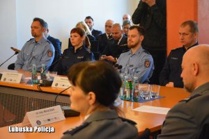 policjanci i zaproszeni goście na uroczystości inaugurującej działalność wspólnego niemiecko-polskiego zespołu policyjnego w Guben/Gubin