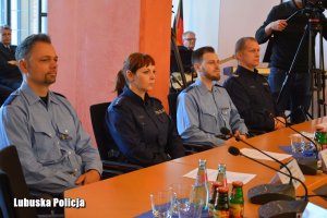 policjanci na uroczystości inaugurującej działalność wspólnego niemiecko-polskiego zespołu policyjnego w Guben/Gubin