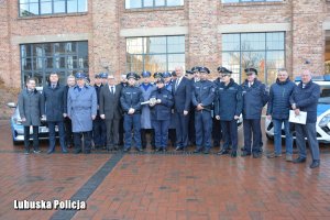 pamiątkowe zdjęcie z uroczystości inaugurującej działalność wspólnego niemiecko-polskiego zespołu policyjnego w Guben/Gubin