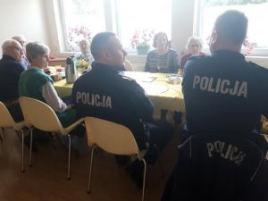 policjanci na spotkaniu z mieszkańcami