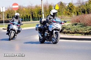 policjanci na motocyklach patrolują trase
