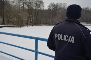 policjant kontroluje jezioro