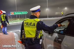 Policjant sprawdza stan trzeźwości kierowcy