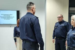 policjant składa meldunek I Zastępcy Komendanta Wojewódzkiego Policji