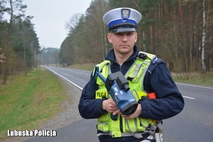 policjant obserwuje ruch na drodze