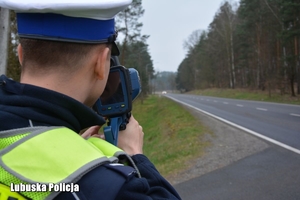 policjant kontroluje prędkość z jaką jadą pojazdy