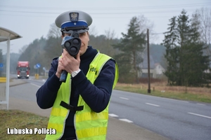 policjant kontroluje prędkość z jaką jadą pojazdy
