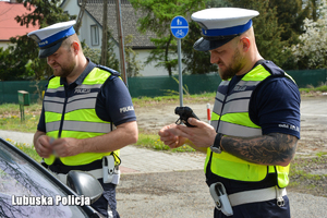 Funkcjonariusze sprawdzają dane kierowcy w systemach policyjnych.